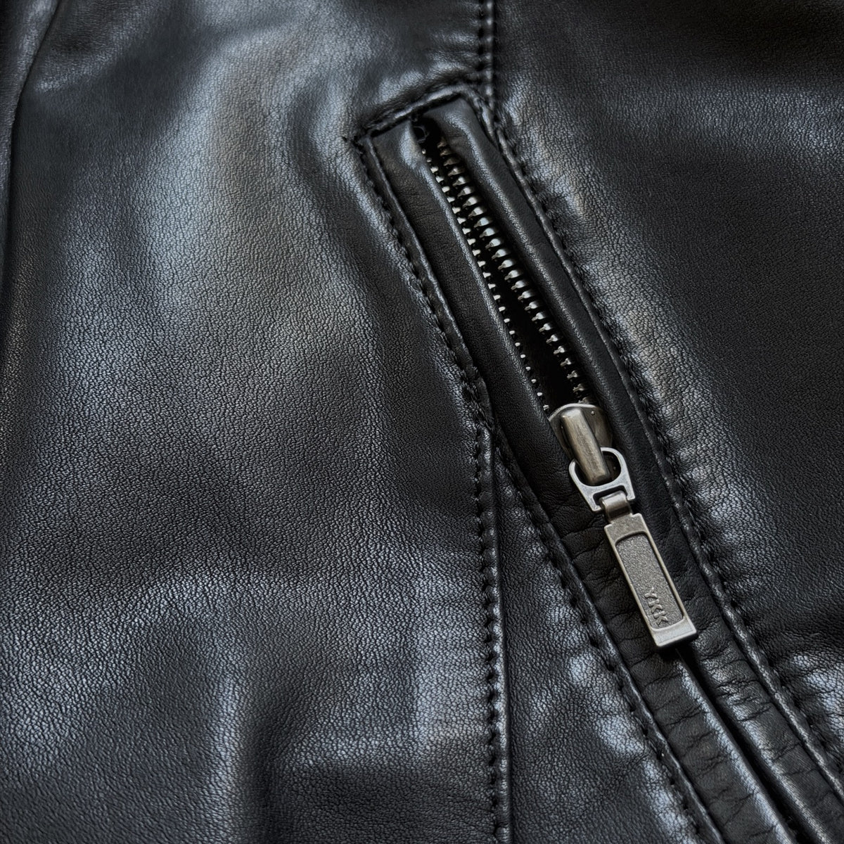5351 pour les Hommes black leather jacket pocket zipper close-up